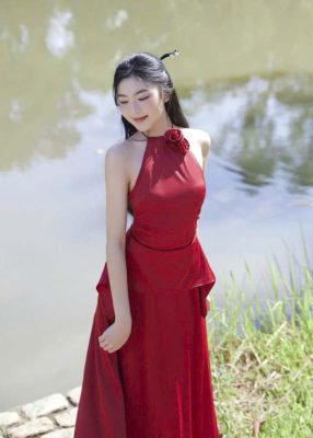 Phối áo yếm với chân váy maxi