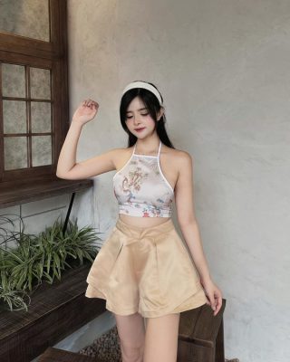 Phối áo yếm với quần short